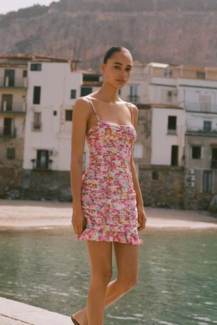 Мини-платье со сборками и цветочным принтом- Заказать в России