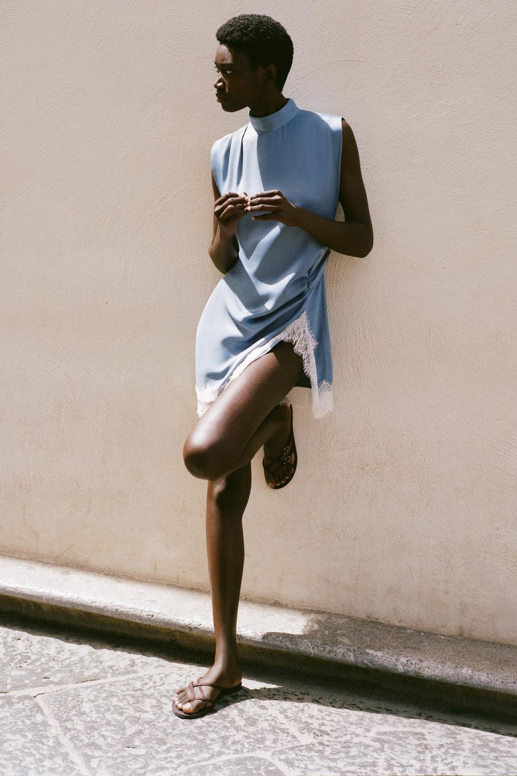 АТЛАСНОЕ ПЛАТЬЕ С КРУЖЕВОМ