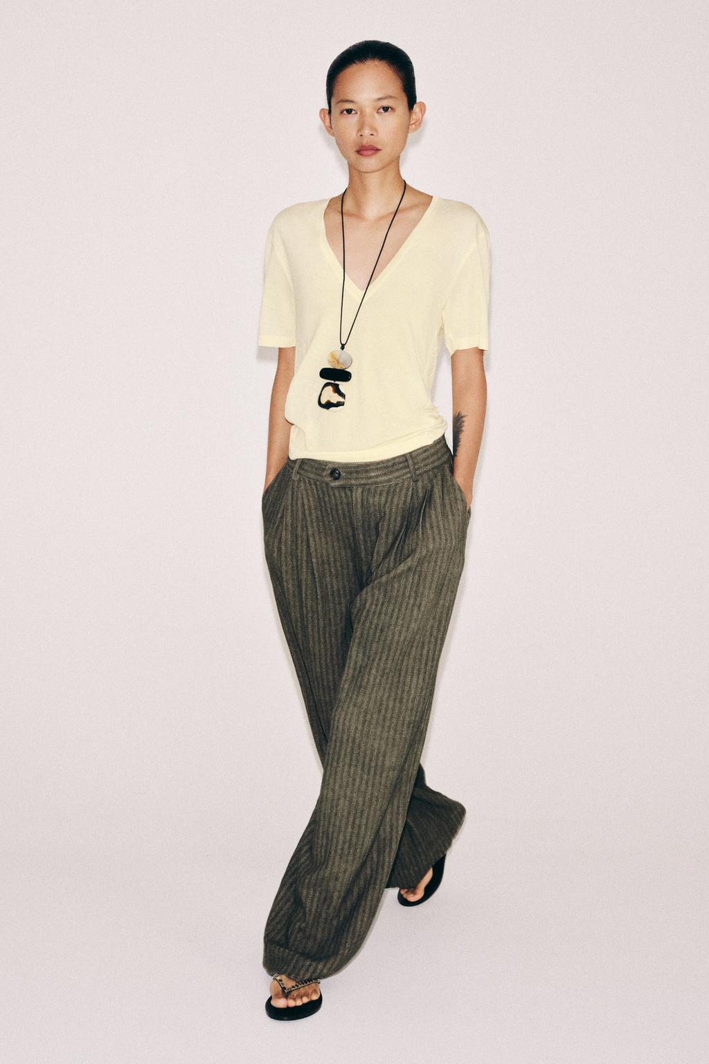 ФУТБОЛКА С V-ОБРАЗНЫМ ВЫРЕЗОМ