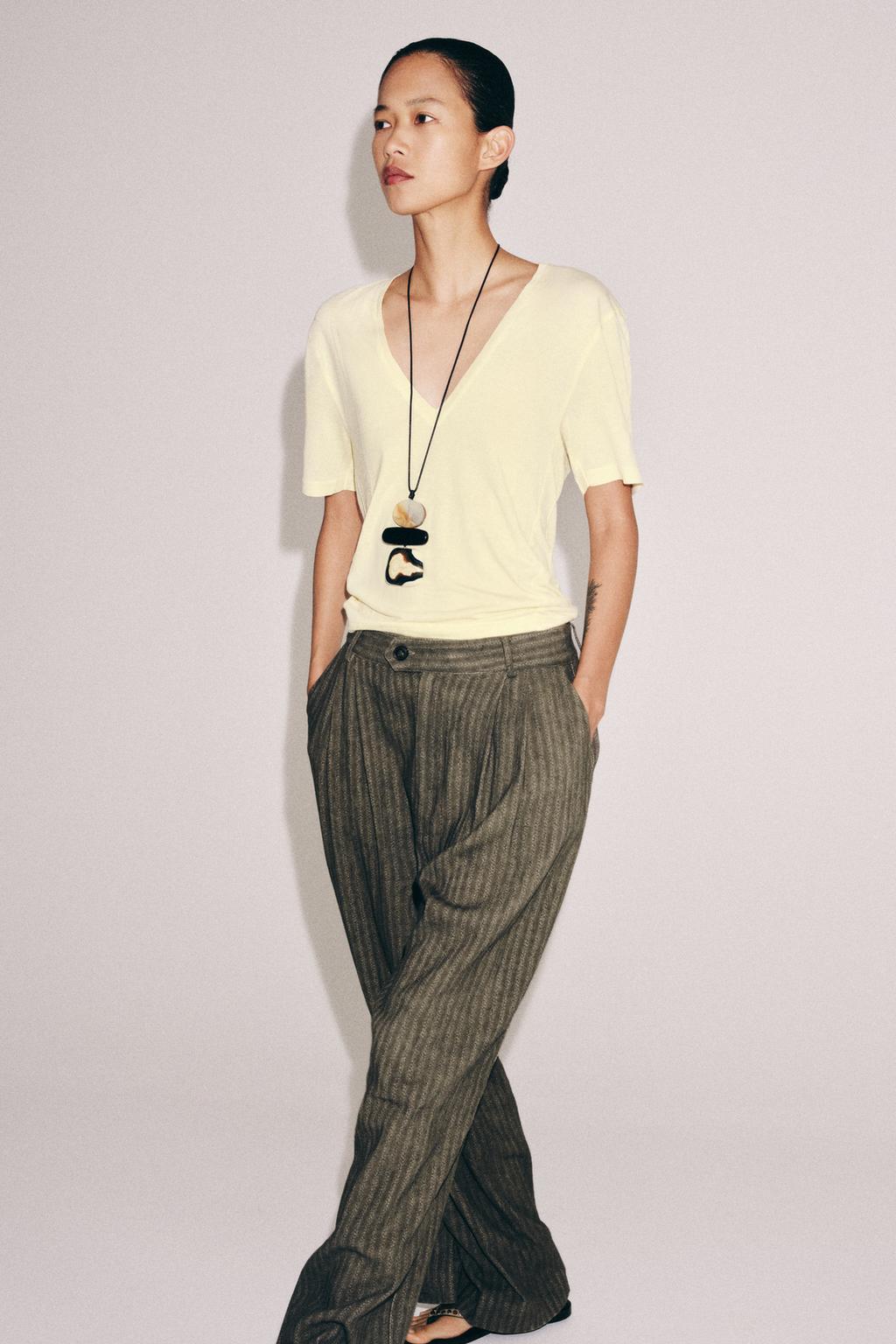 ФУТБОЛКА С V-ОБРАЗНЫМ ВЫРЕЗОМ