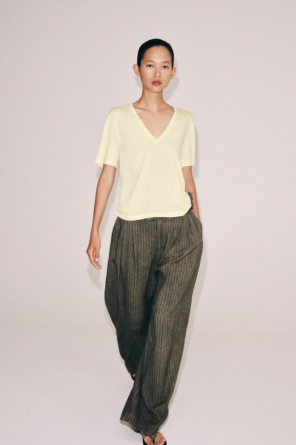 ФУТБОЛКА С V-ОБРАЗНЫМ ВЫРЕЗОМ