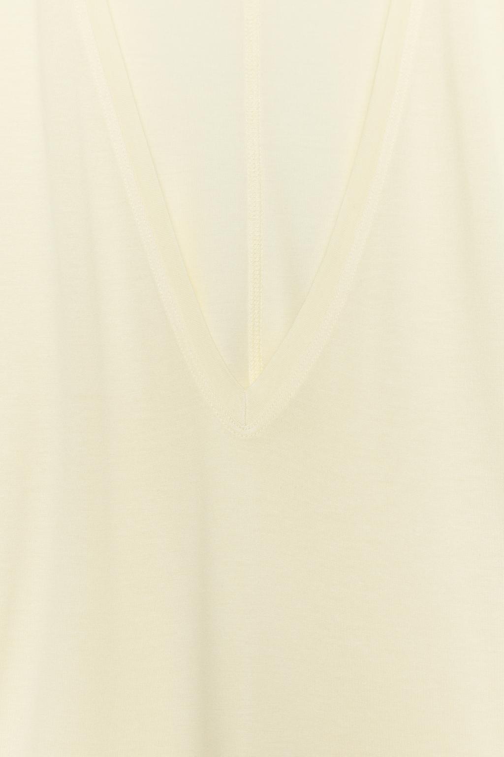 ФУТБОЛКА С V-ОБРАЗНЫМ ВЫРЕЗОМ