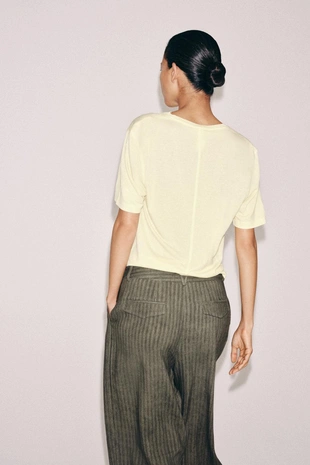 Футболка с V-образным вырезом- Заказать в России