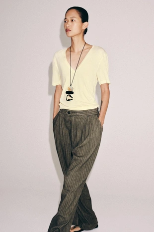 Футболка с V-образным вырезом- Заказать в России