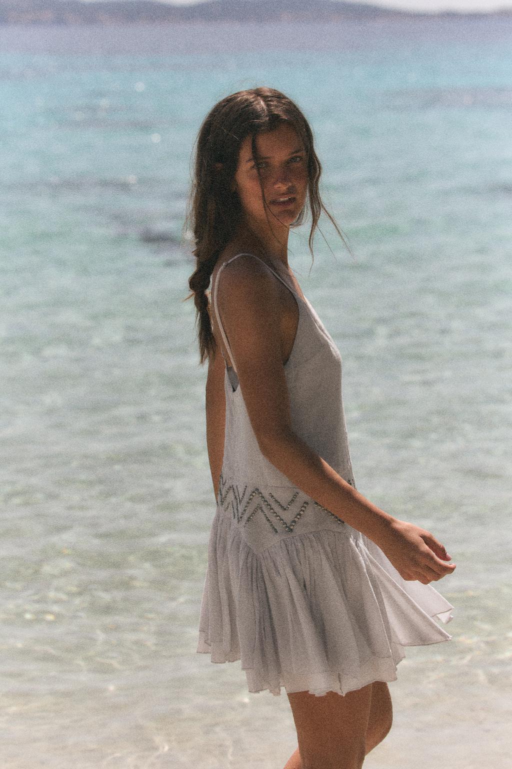 ПЛАТЬЕ ИЗ ГАЗА С ЗАКЛЕПКАМИ И ВОЛАНАМИ