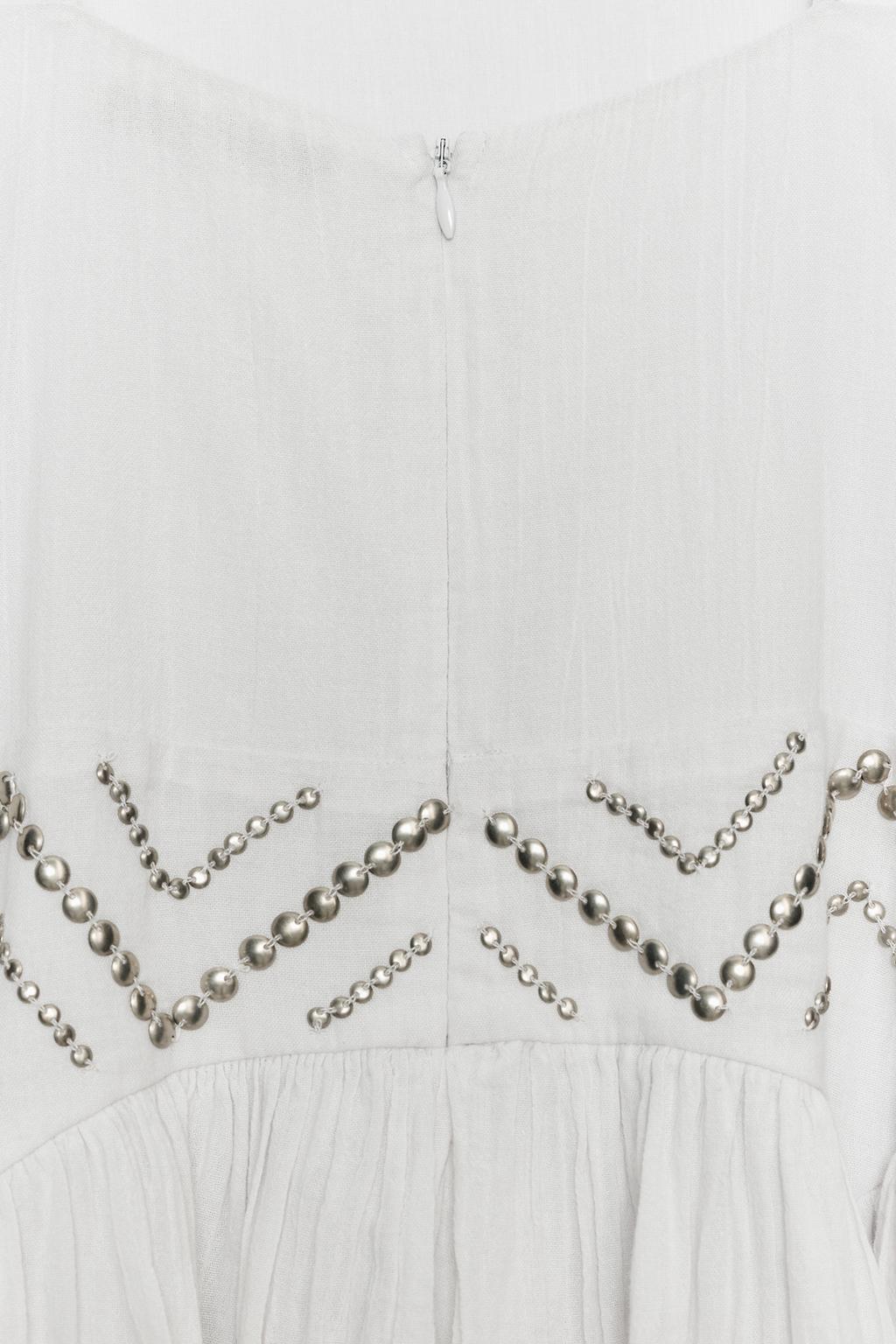 ПЛАТЬЕ ИЗ ГАЗА С ЗАКЛЕПКАМИ И ВОЛАНАМИ