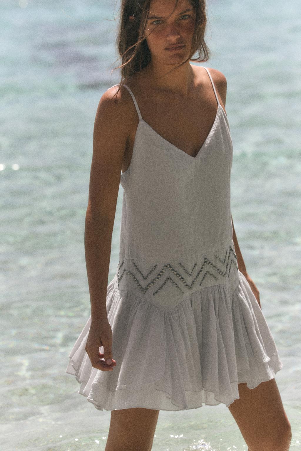 ПЛАТЬЕ ИЗ ГАЗА С ЗАКЛЕПКАМИ И ВОЛАНАМИ