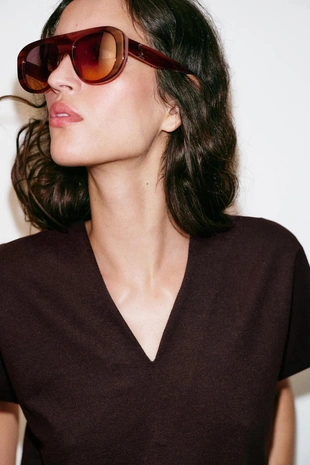 Футболка с V-образным вырезом в стиле рустик