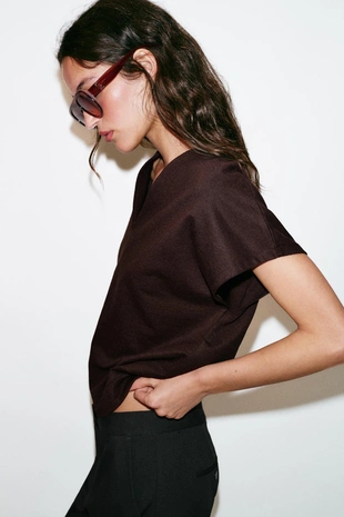 Футболка с V-образным вырезом в стиле рустик