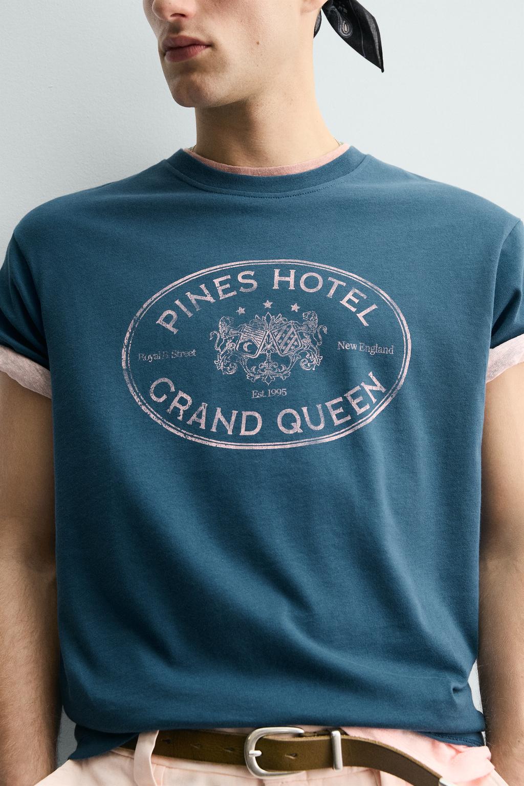 ФУТБОЛКА С ПРИНТОМ И ЭФФЕКТОМ ПОТЕРТОСТИ