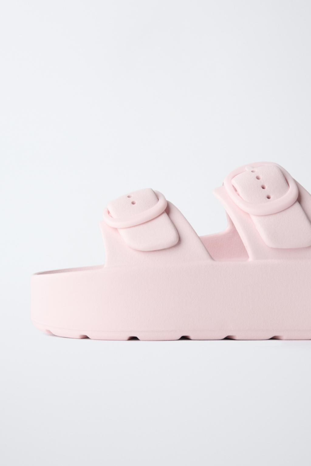 САНДАЛИИ ИЗ КАУЧУКА С ПРЯЖКАМИ