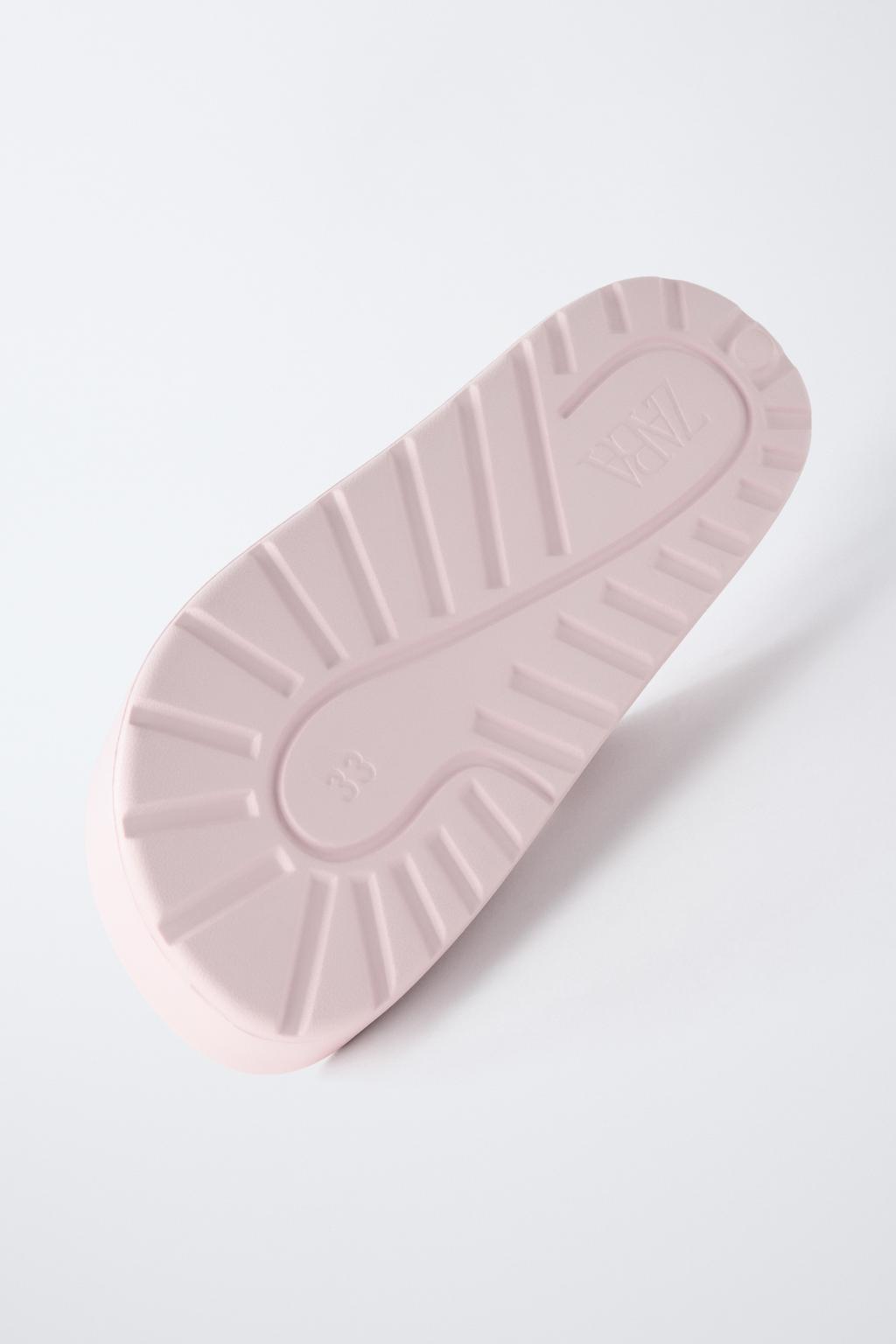 САНДАЛИИ ИЗ КАУЧУКА С ПРЯЖКАМИ