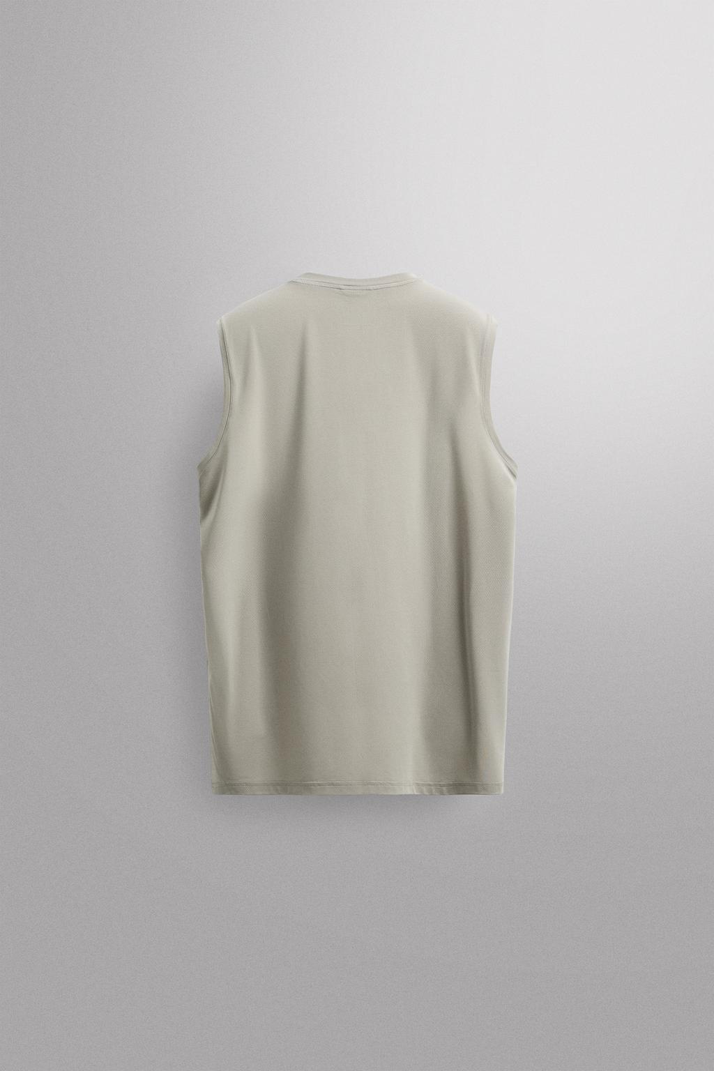 БАЗОВАЯ СПОРТИВНАЯ МАЙКА ИЗ ВЫСОКОТЕХНОЛОГИЧНОЙ ТКАНИ