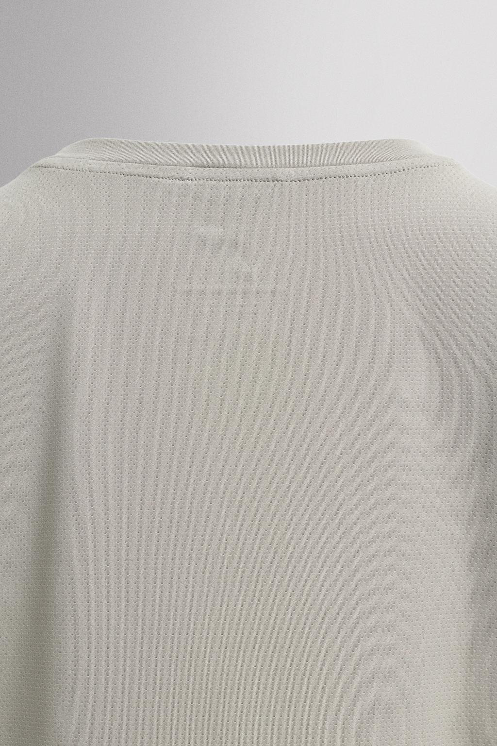 БАЗОВАЯ СПОРТИВНАЯ МАЙКА ИЗ ВЫСОКОТЕХНОЛОГИЧНОЙ ТКАНИ