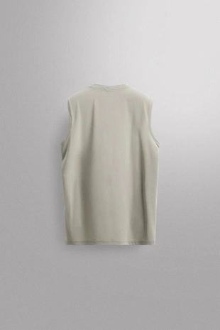 Базовая спортивная майка из высокотехнологичной ткани- Заказать в России