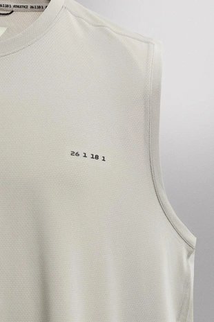 Базовая спортивная майка из высокотехнологичной ткани- Заказать в России