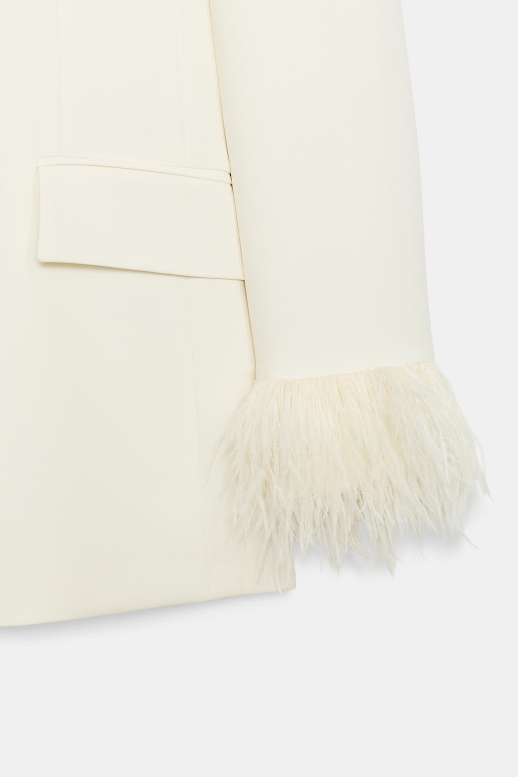 БЛЕЙЗЕР С ПЛЕЧАМИ И ПЕРЬЯМИ НА МАНЖЕТАХ