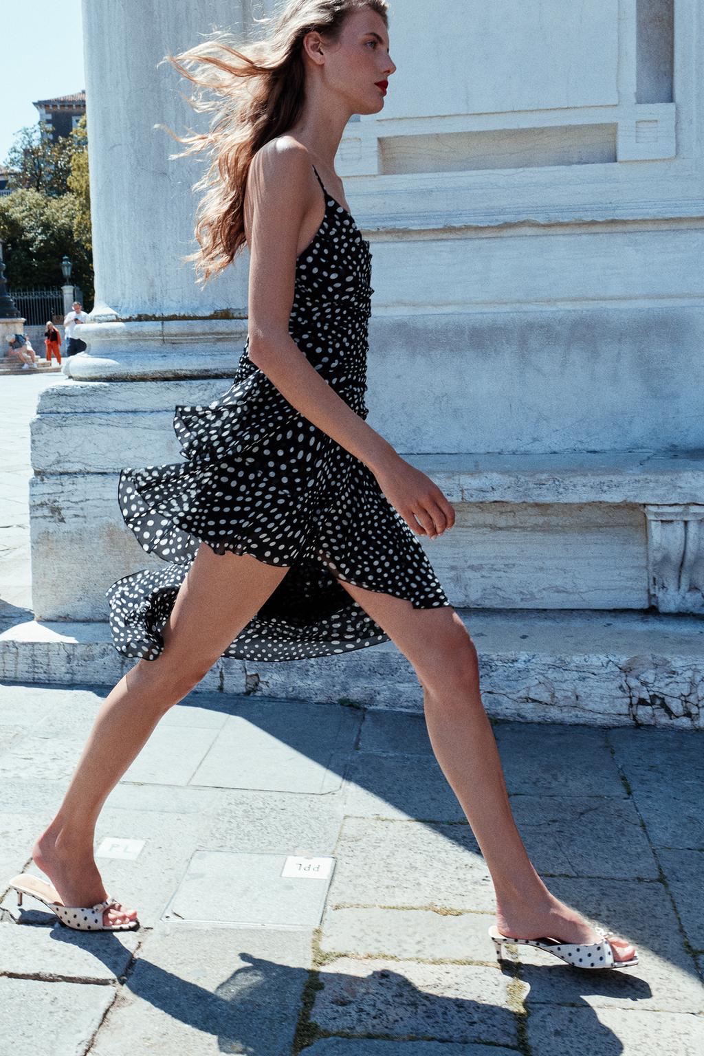 ПЛАТЬЕ СО СБОРКАМИ В ГОРОШЕК