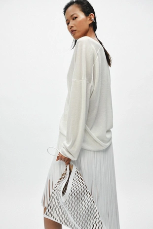 Джемпер из тонкого трикотажа с V-образным вырезом