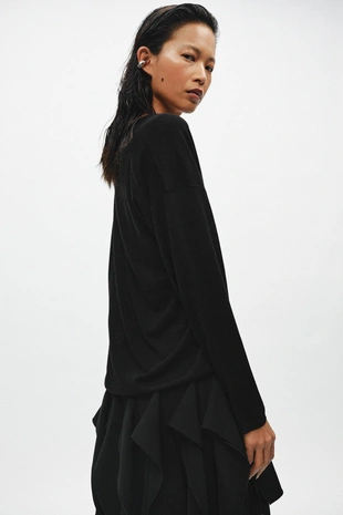 Джемпер из тонкого трикотажа с V-образным вырезом