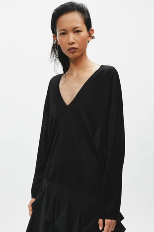 Джемпер из тонкого трикотажа с V-образным вырезом