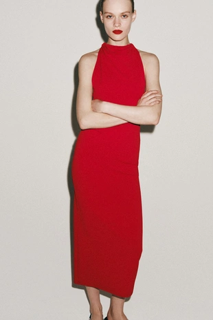 Длинное платье с горловиной халтер