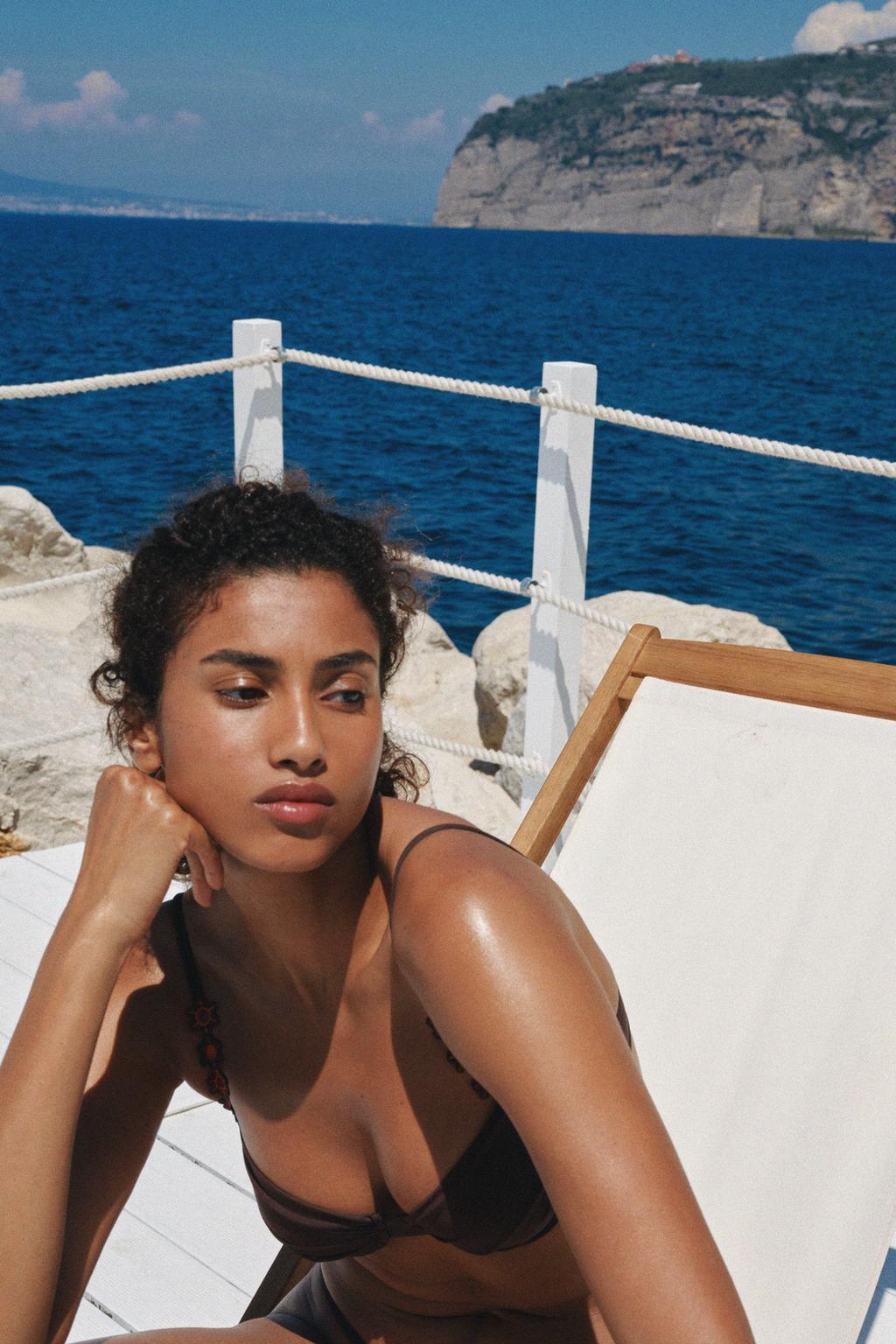 ВЕРХ КУПАЛЬНИКА С ЦВЕТАМИ И КОСТОЧКАМИ