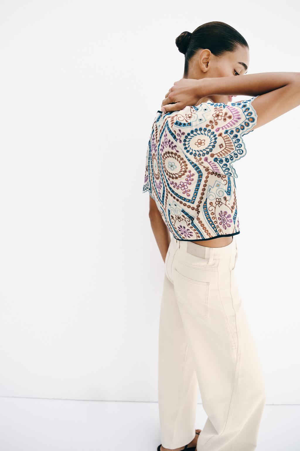 УКОРОЧЕННЫЙ ТОП С АЖУРНОЙ ВЫШИВКОЙ