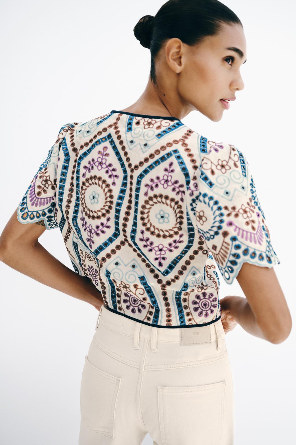 УКОРОЧЕННЫЙ ТОП С АЖУРНОЙ ВЫШИВКОЙ