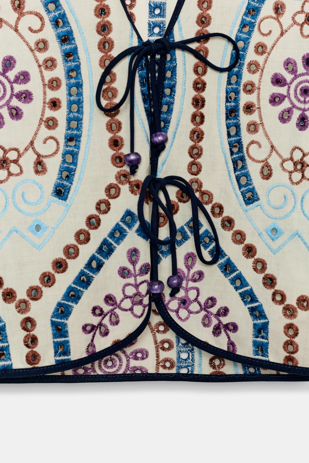 УКОРОЧЕННЫЙ ТОП С АЖУРНОЙ ВЫШИВКОЙ