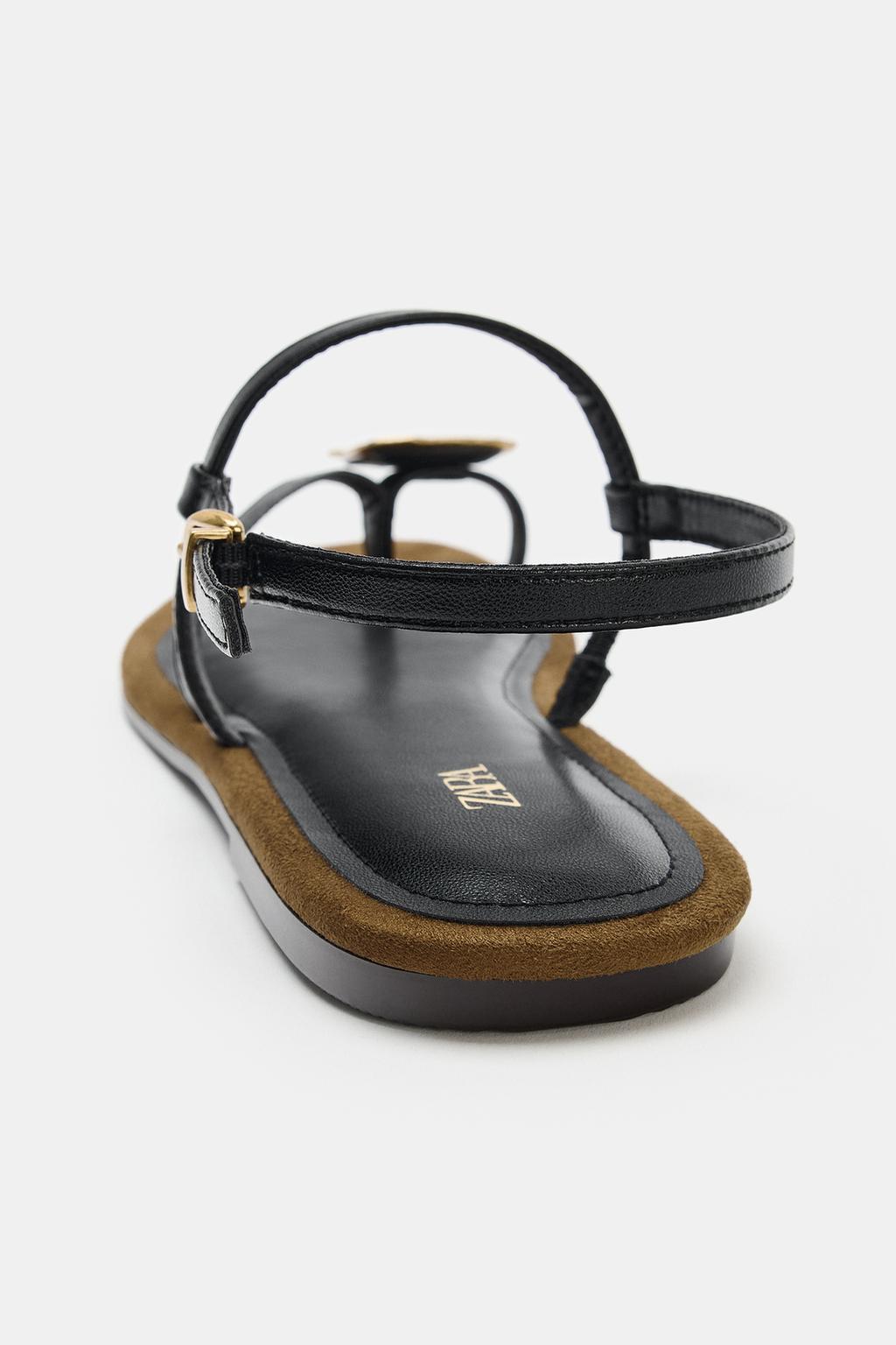 САНДАЛИИ С МЕТАЛЛИЧЕСКОЙ ДЕТАЛЬЮ