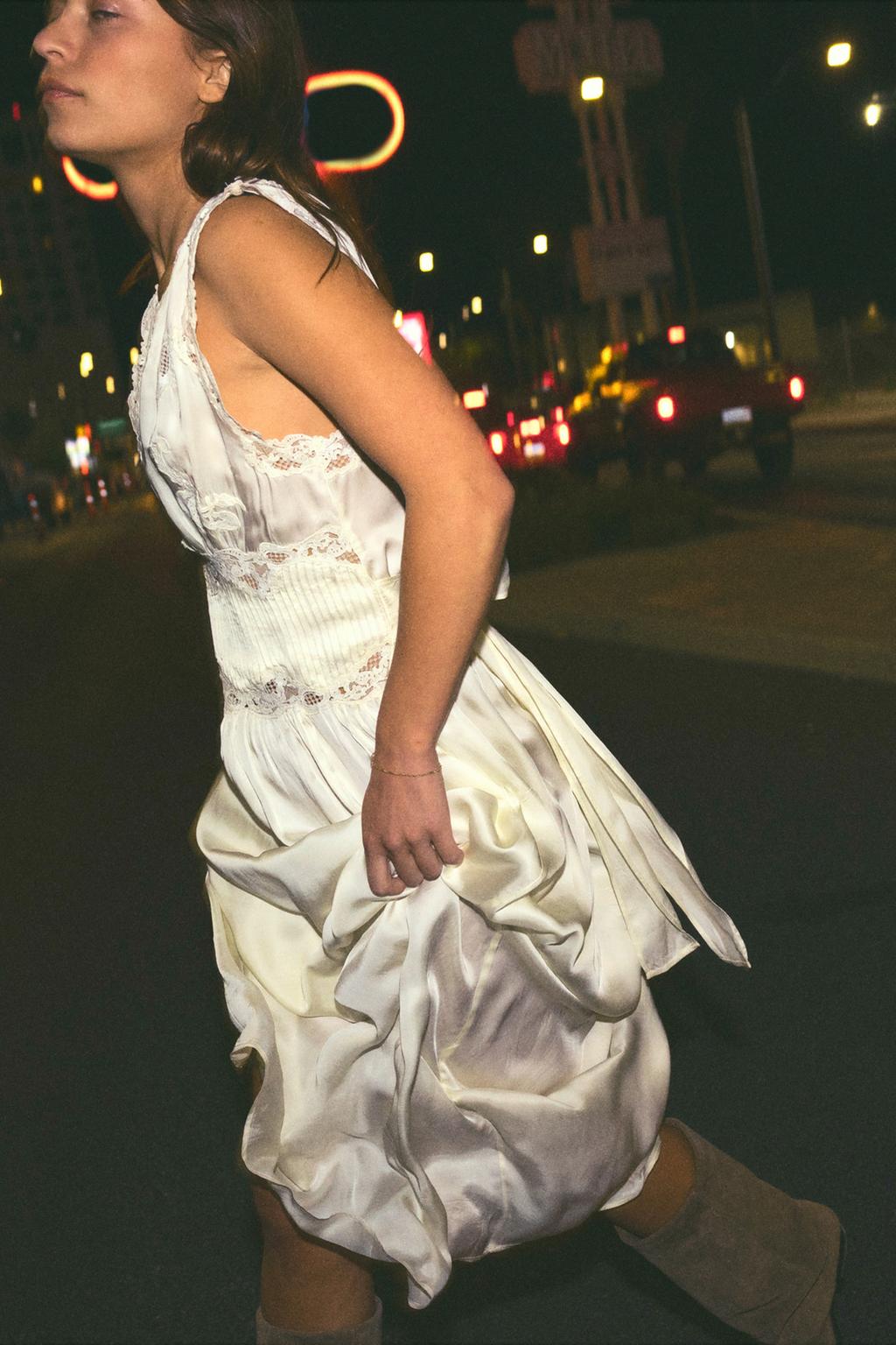 АТЛАСНОЕ ПЛАТЬЕ СО СКЛАДКАМИ И КРУЖЕВОМ — LIMITED EDITION