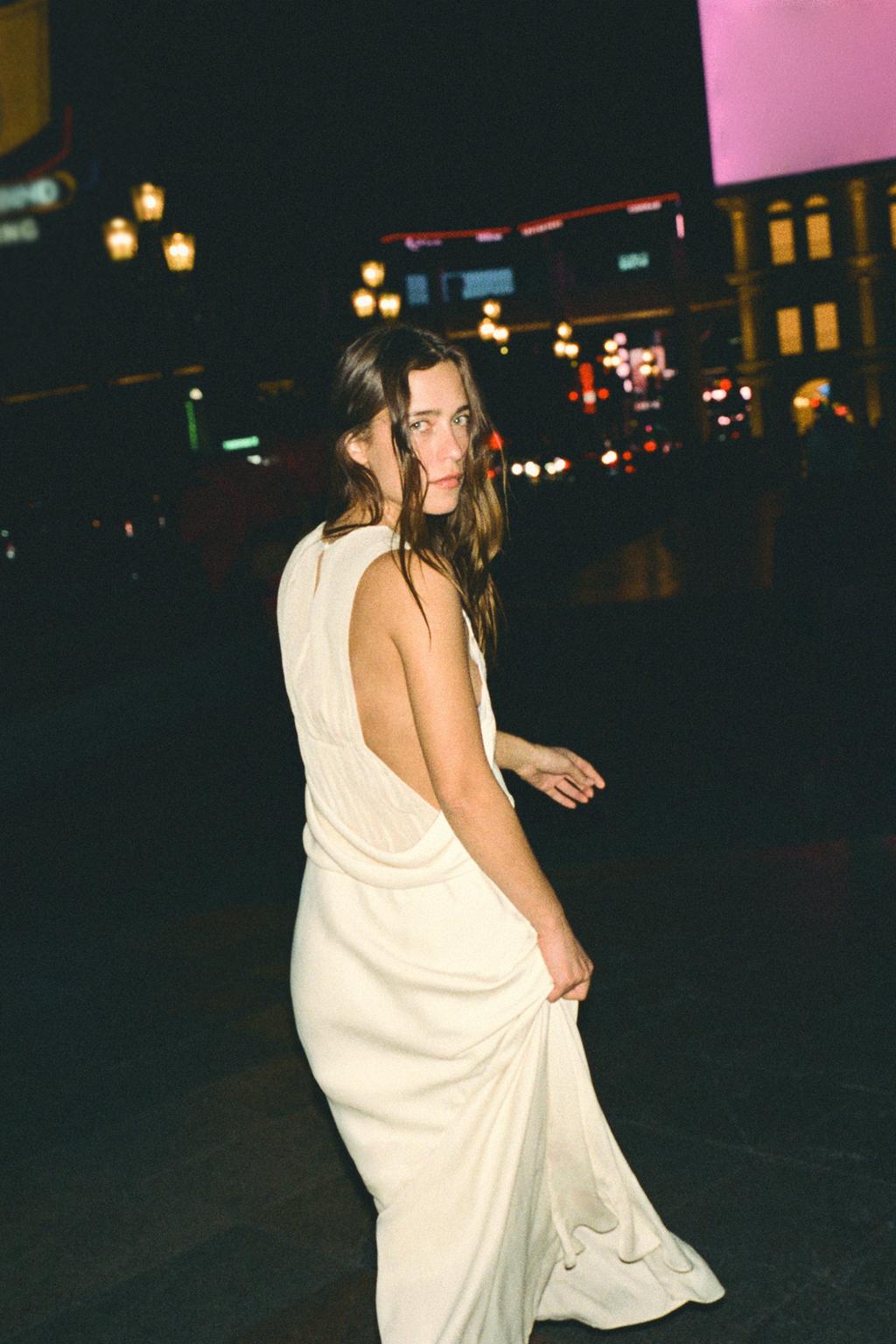 ДЛИННОЕ КОМБИНИРОВАННОЕ ПЛАТЬЕ ИЗ АТЛАСА