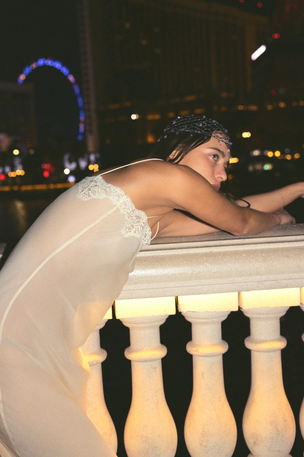 ПЛАТЬЕ В БЕЛЬЕВОМ СТИЛЕ С КРУЖЕВОМ