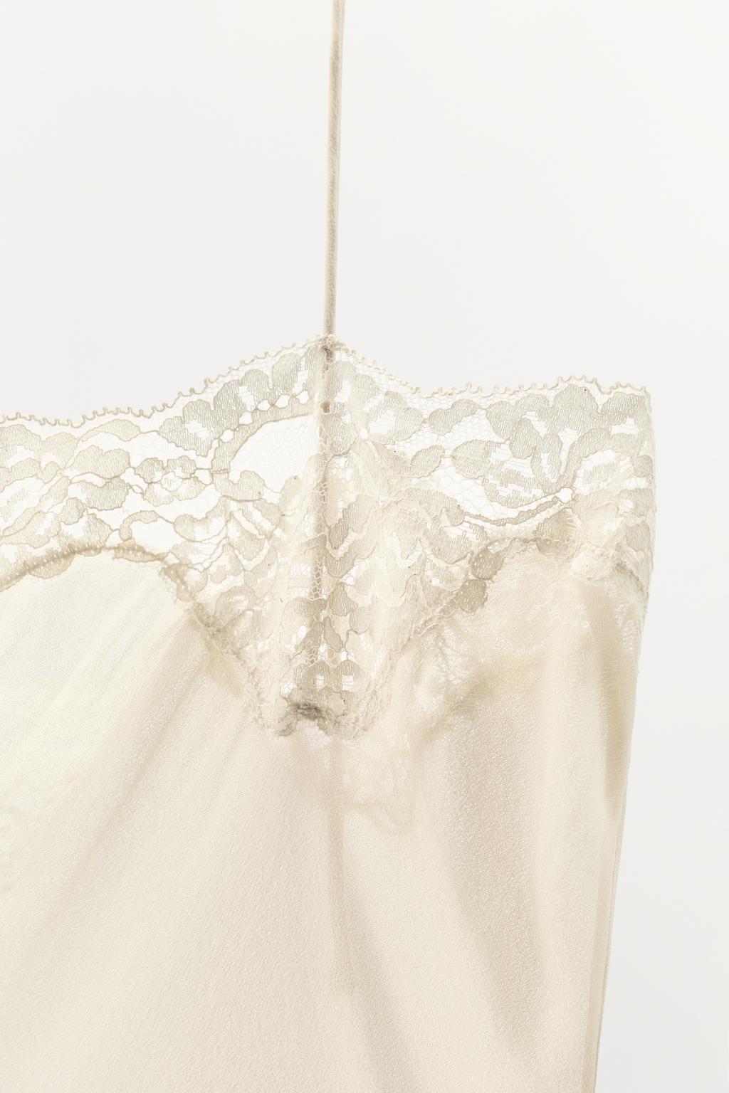 ПЛАТЬЕ В БЕЛЬЕВОМ СТИЛЕ С КРУЖЕВОМ