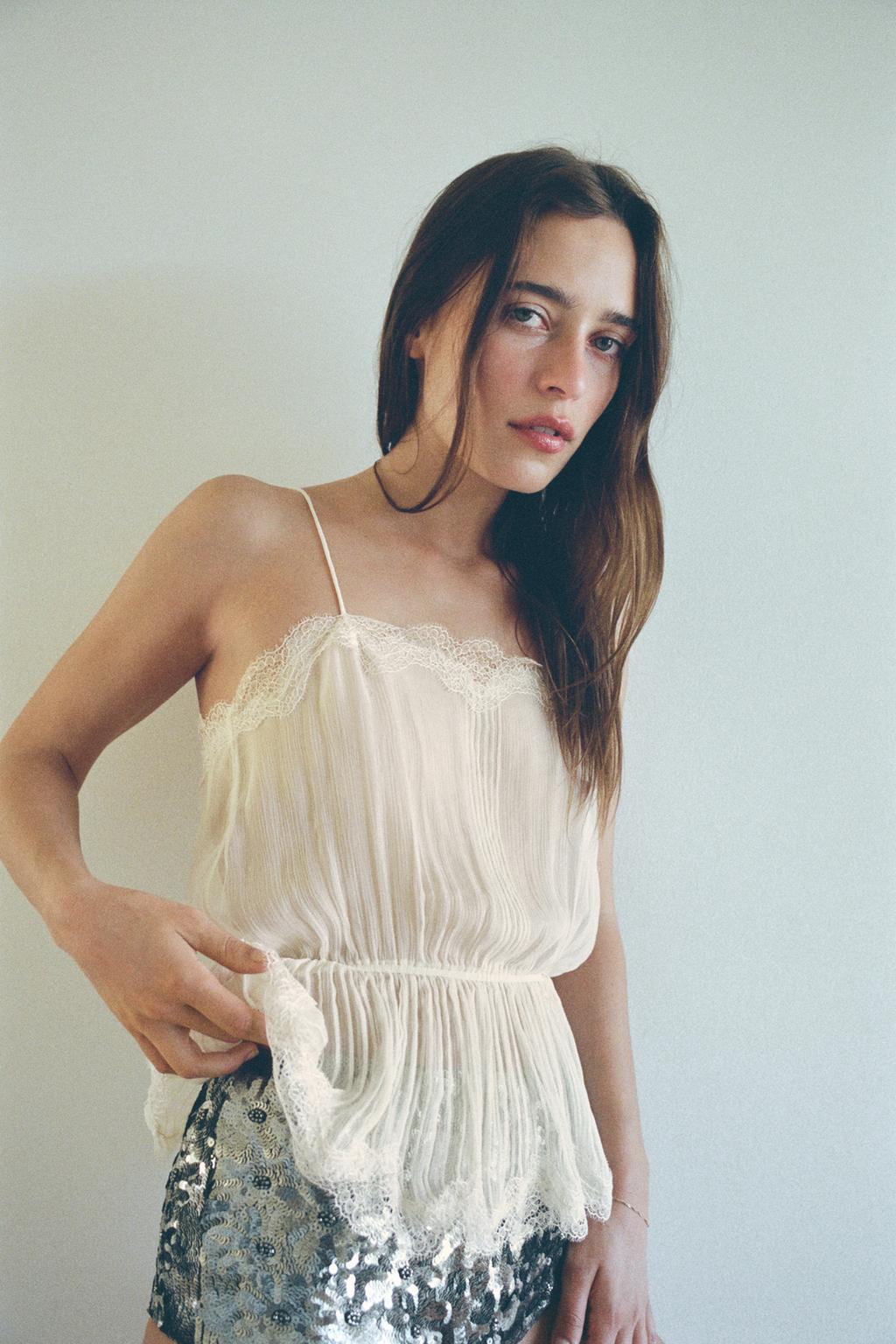 ТОП ИЗ ЖОРЖЕТА С ПЛИССИРОВАННЫМ КРУЖЕВОМ