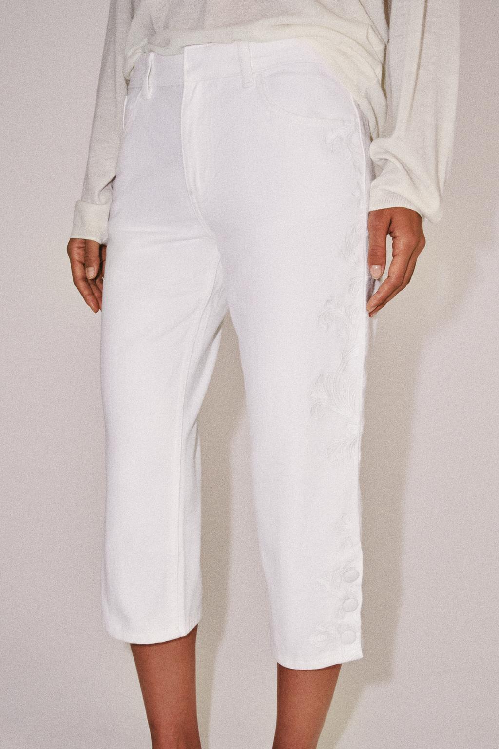 ДЖИНСЫ КАПРИ СО СРЕДНЕЙ ПОСАДКОЙ И ВЫШИВКОЙ — ZW COLLECTION