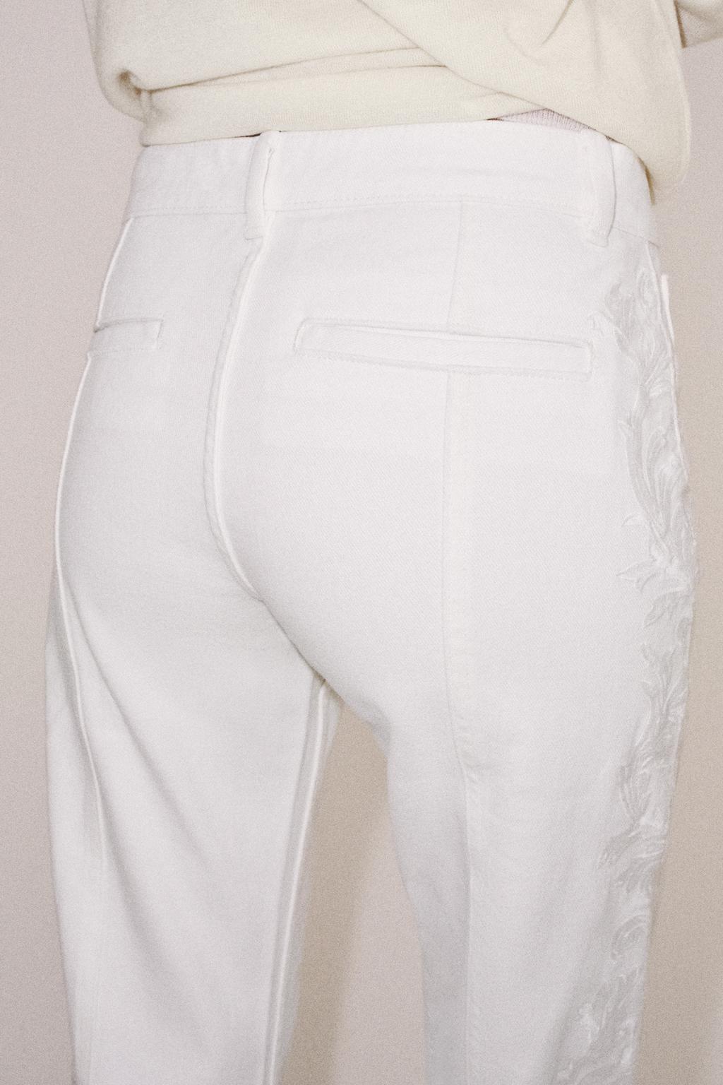 ДЖИНСЫ КАПРИ СО СРЕДНЕЙ ПОСАДКОЙ И ВЫШИВКОЙ — ZW COLLECTION