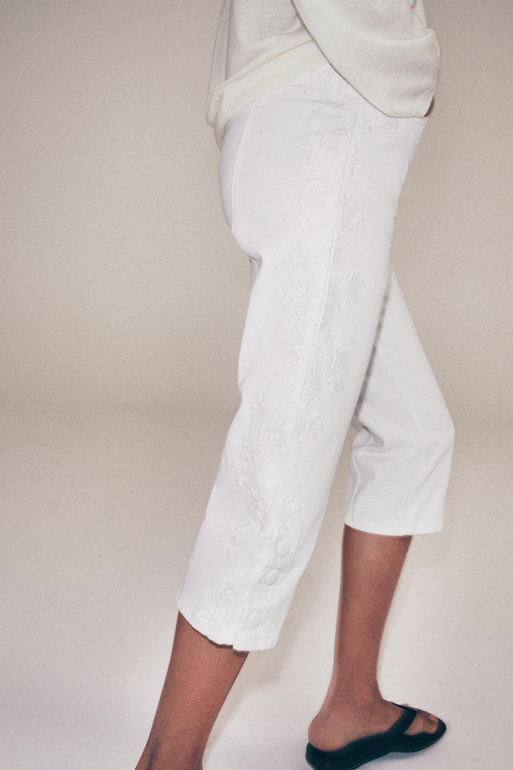 ДЖИНСЫ КАПРИ СО СРЕДНЕЙ ПОСАДКОЙ И ВЫШИВКОЙ — ZW COLLECTION