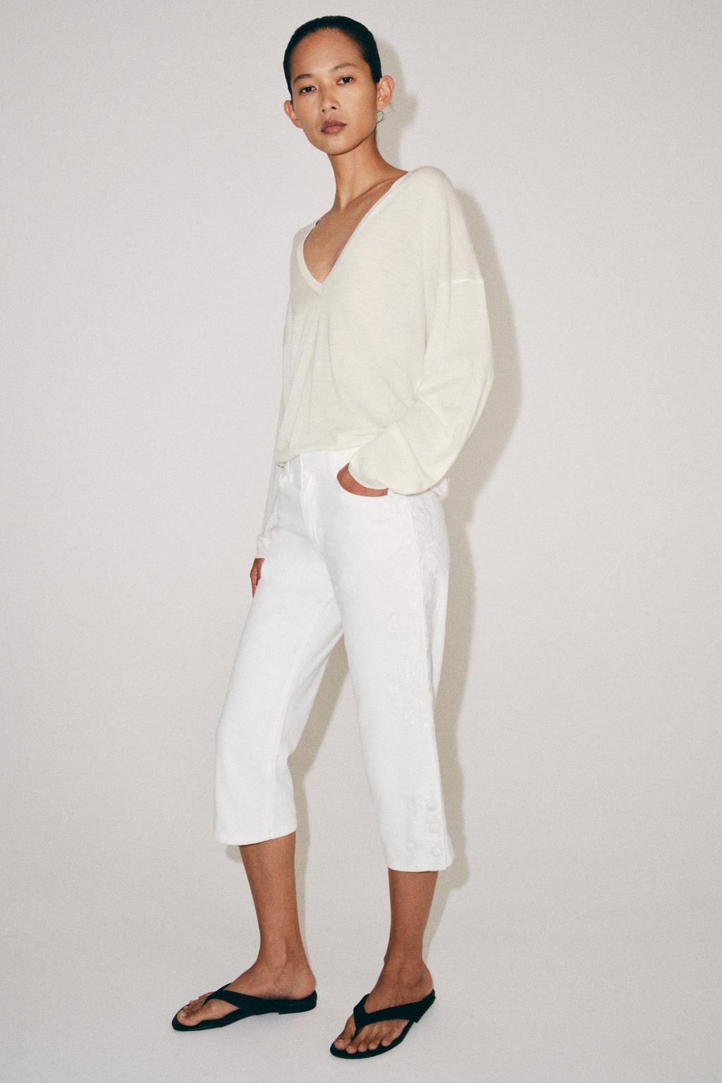 ДЖИНСЫ КАПРИ СО СРЕДНЕЙ ПОСАДКОЙ И ВЫШИВКОЙ — ZW COLLECTION