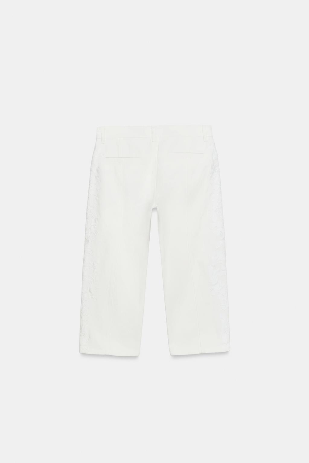 ДЖИНСЫ КАПРИ СО СРЕДНЕЙ ПОСАДКОЙ И ВЫШИВКОЙ — ZW COLLECTION