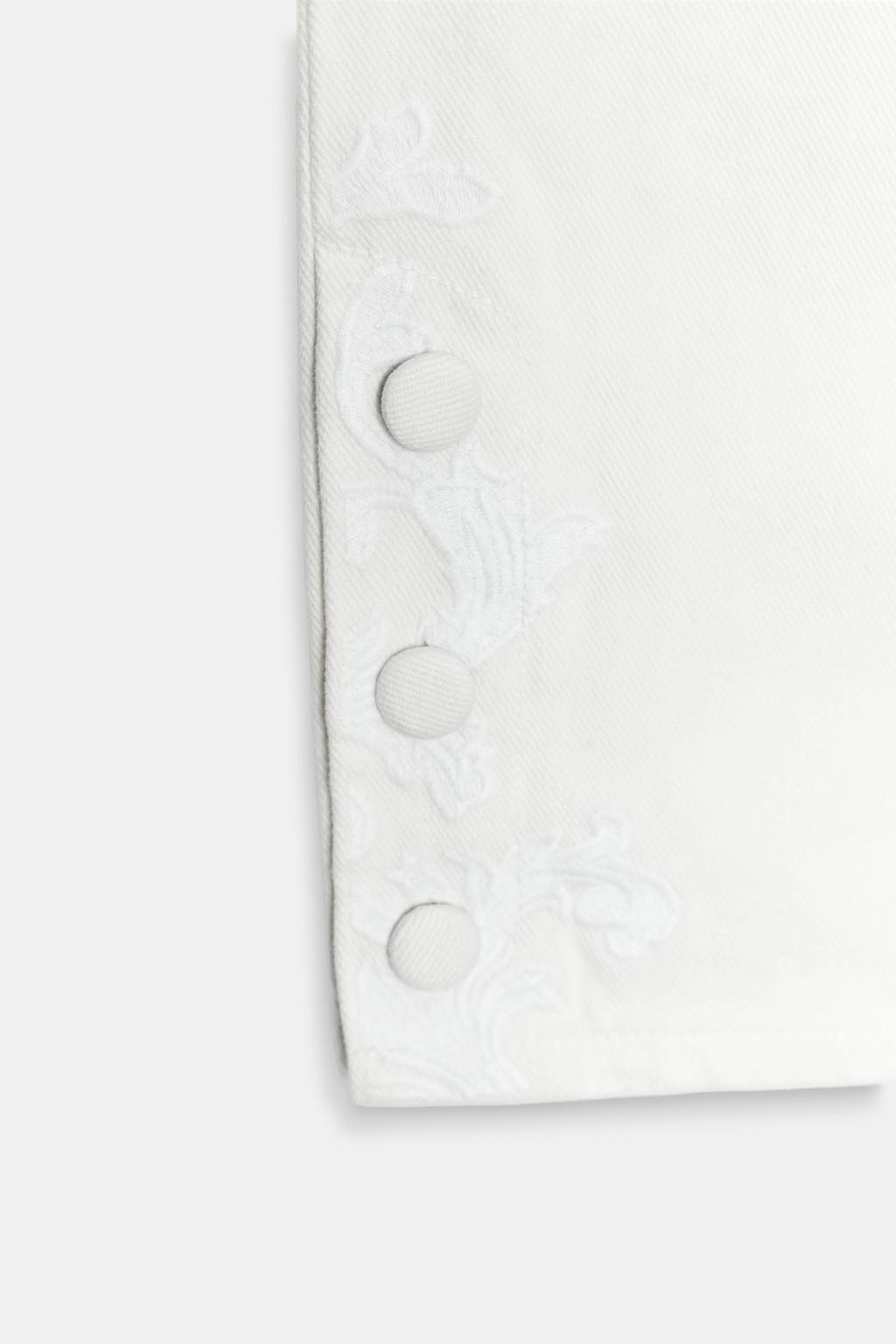 ДЖИНСЫ КАПРИ СО СРЕДНЕЙ ПОСАДКОЙ И ВЫШИВКОЙ — ZW COLLECTION