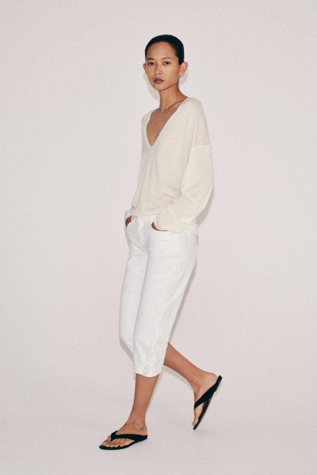 ДЖИНСЫ КАПРИ СО СРЕДНЕЙ ПОСАДКОЙ И ВЫШИВКОЙ — ZW COLLECTION