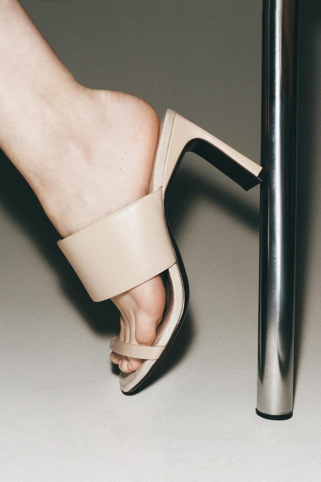 КОЖАНЫЕ МЮЛИ НА КАБЛУКЕ