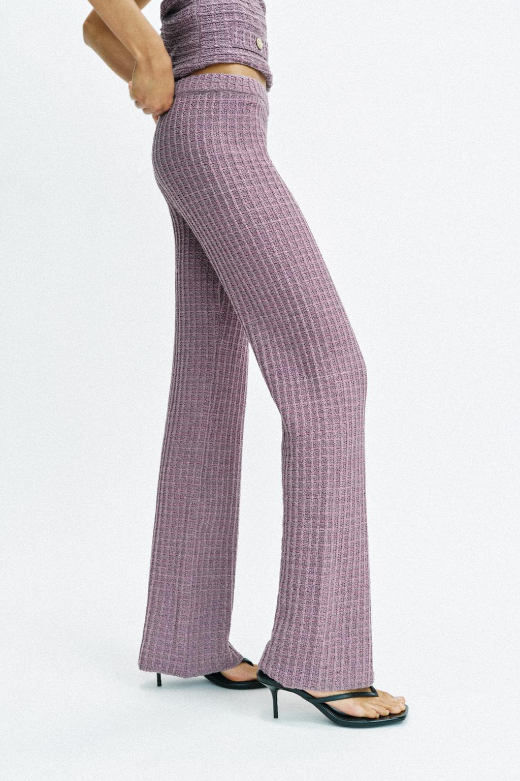 ЭЛАСТИЧНЫЕ БРЮКИ ИЗ РЕЛЬЕФНОЙ ТКАНИ