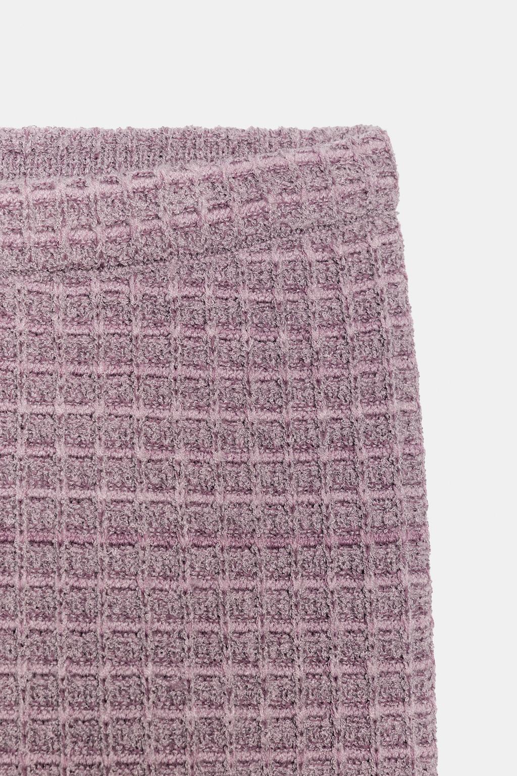 ЭЛАСТИЧНЫЕ БРЮКИ ИЗ РЕЛЬЕФНОЙ ТКАНИ