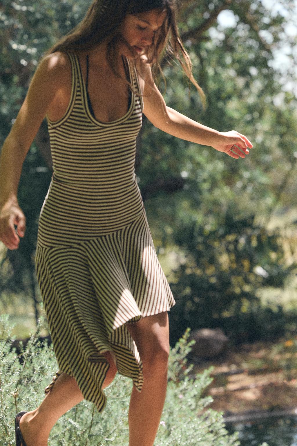 АСИММЕТРИЧНОЕ ПЛАТЬЕ МИДИ В ПОЛОСКУ