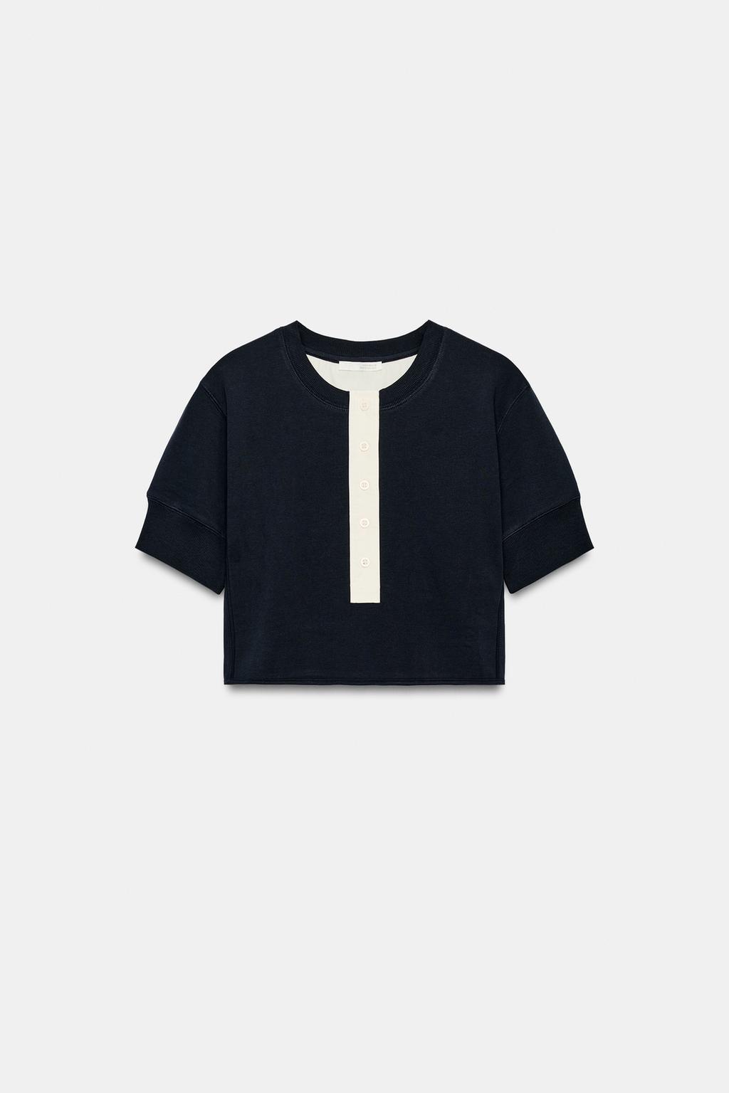 УКОРОЧЕННАЯ ТОЛСТОВКА С ВОРОТНИКОМ НА ПУГОВИЦАХ