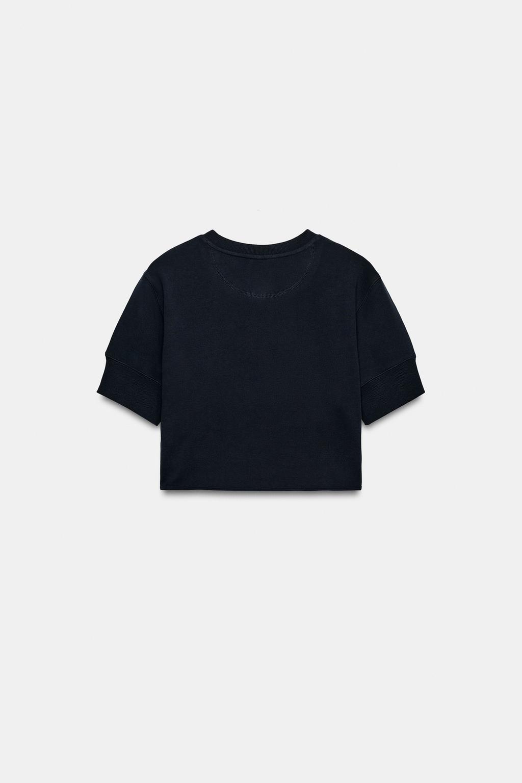 УКОРОЧЕННАЯ ТОЛСТОВКА С ВОРОТНИКОМ НА ПУГОВИЦАХ