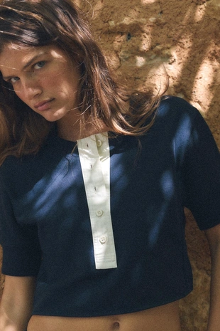 Укороченная толстовка с воротником на пуговицах- Заказать в России